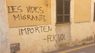 Vox denuncia pintadas en su sede de Alcúdia: "las vidas migrantes importan, fck vox"