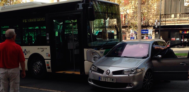 Un bus de la EMT embiste a un coche en Palma