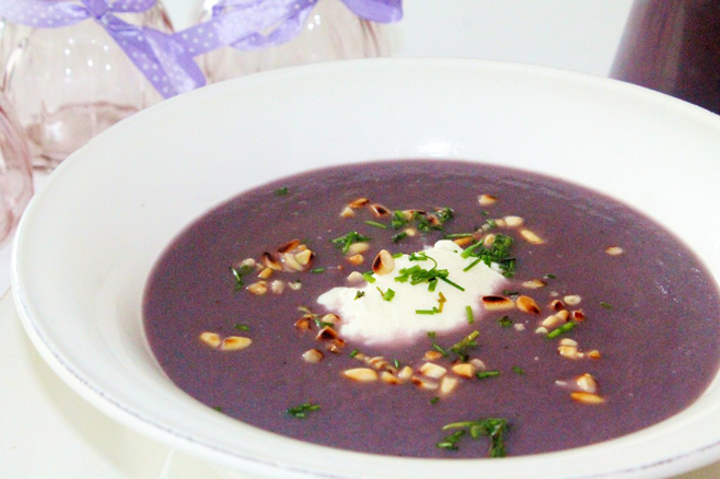 Crema de zanahorias moradas con mousse de requesón y piñones